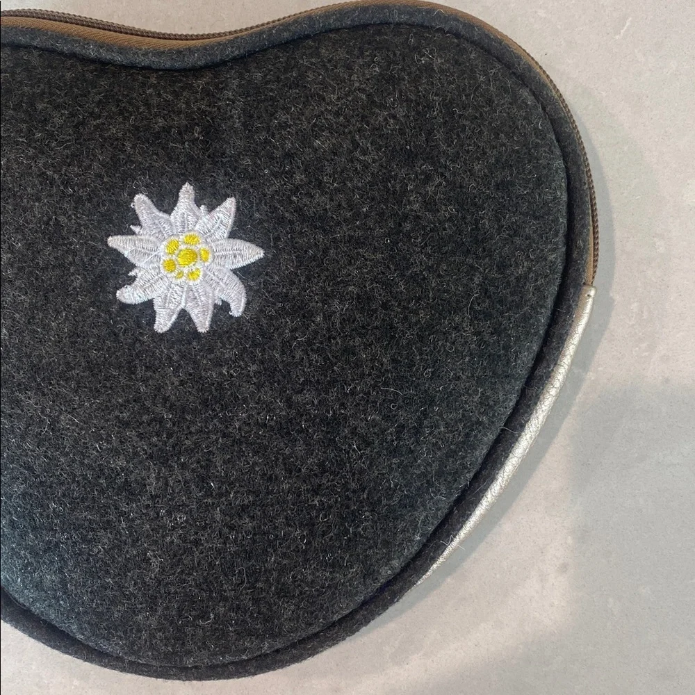 Women’s Lufthansa amenities kit purse - Picture 2 of 5